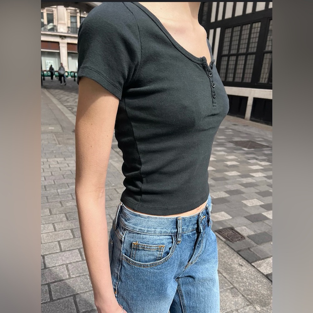 BRANDY MELVILLE BUTTONED TOP